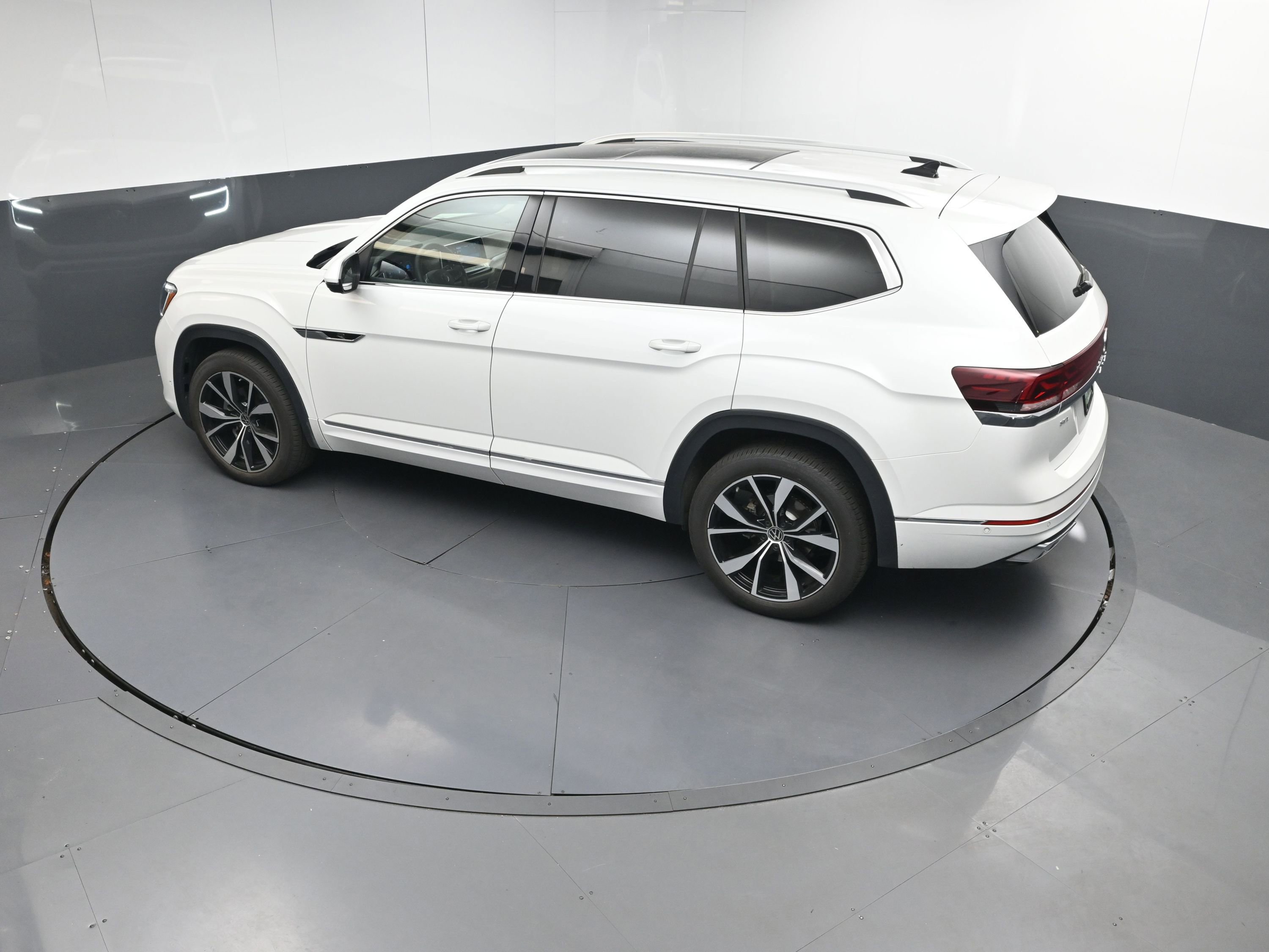 Used 2025 Volkswagen Atlas SEL Premium R-Line image 34