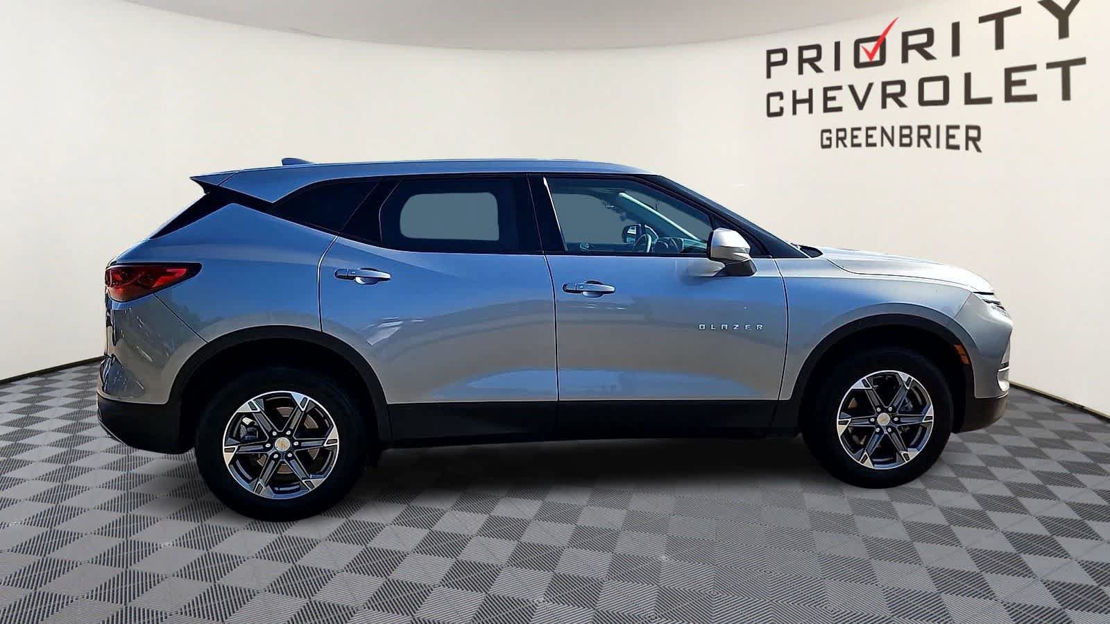 Used 2025 Chevrolet Blazer LT FWD image 9