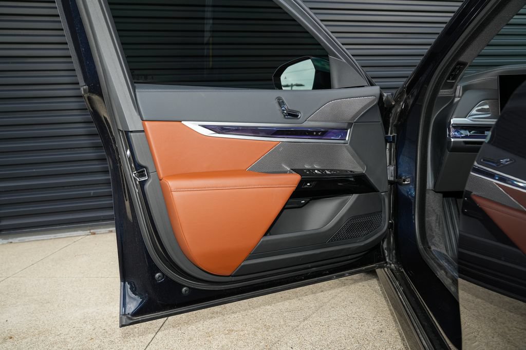Used 2025 BMW i7 xDrive60 AWD/4WD image 18