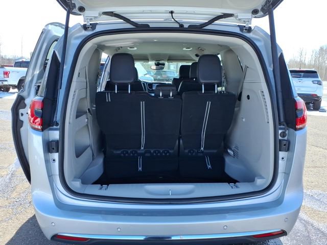 Used 2024 Chrysler Pacifica Touring-L FWD image 14