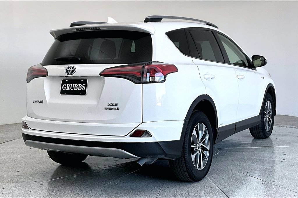 Used 2017 Toyota RAV4 XLE AWD/4WD image 2