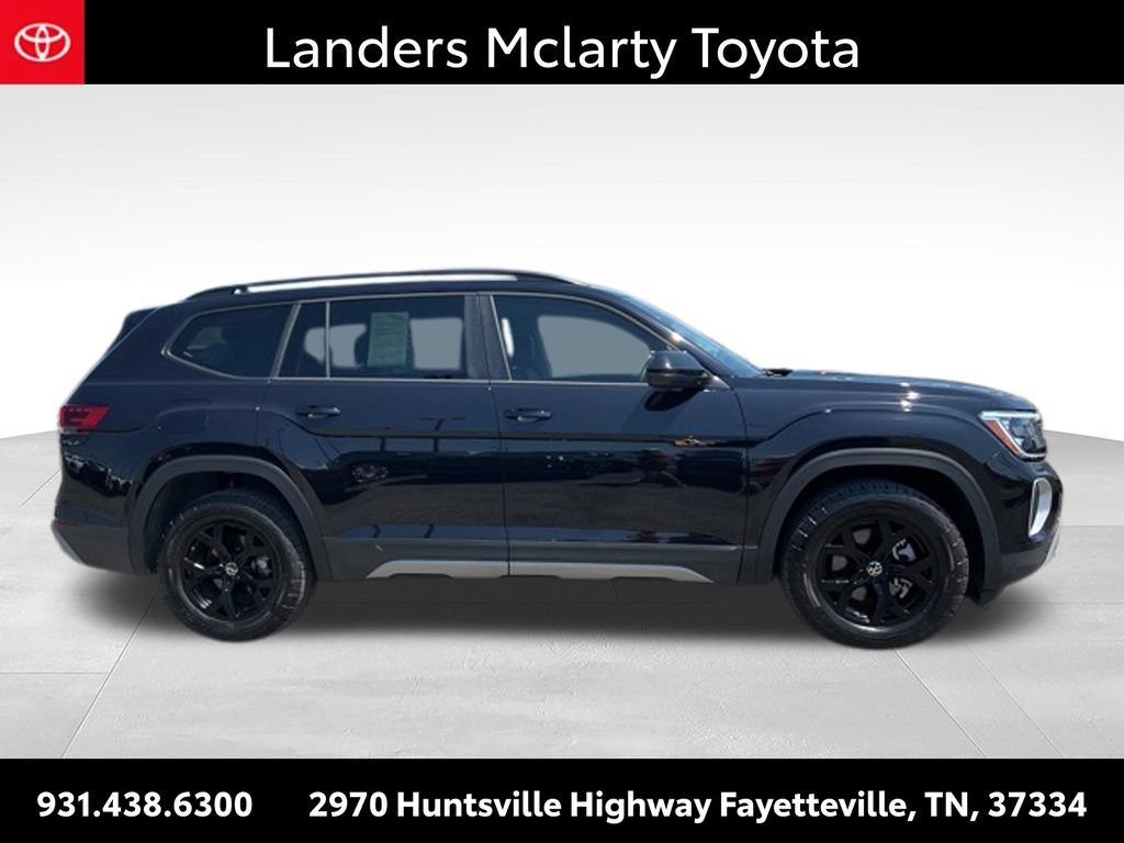Used 2025 Volkswagen Atlas Peak Edition SE AWD/4WD image 2
