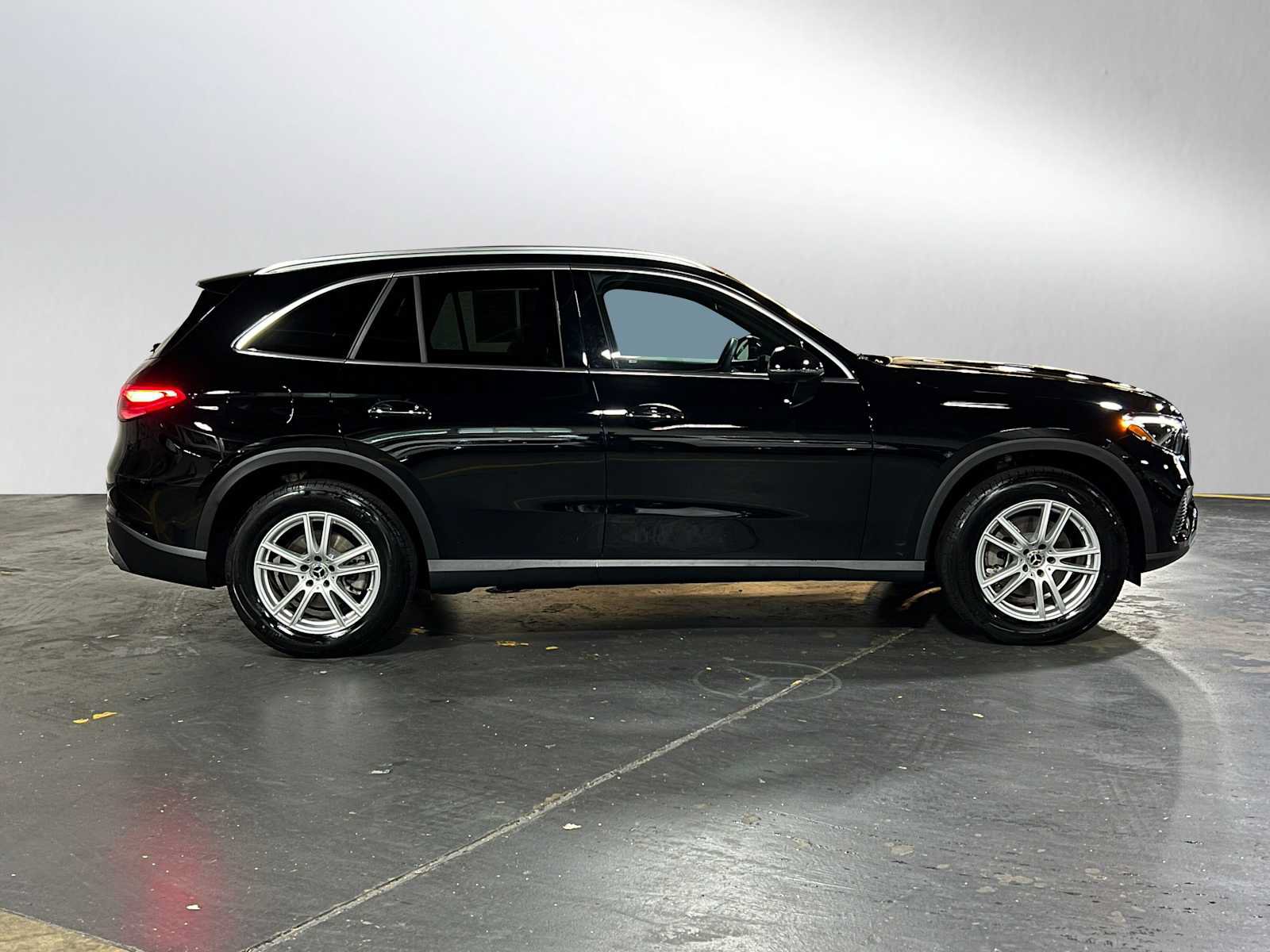 Used 2025 Mercedes-Benz GLC 300 image 2