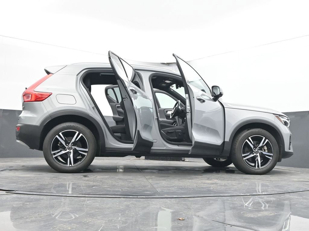 Used 2025 Volvo XC40 B5 Core image 69