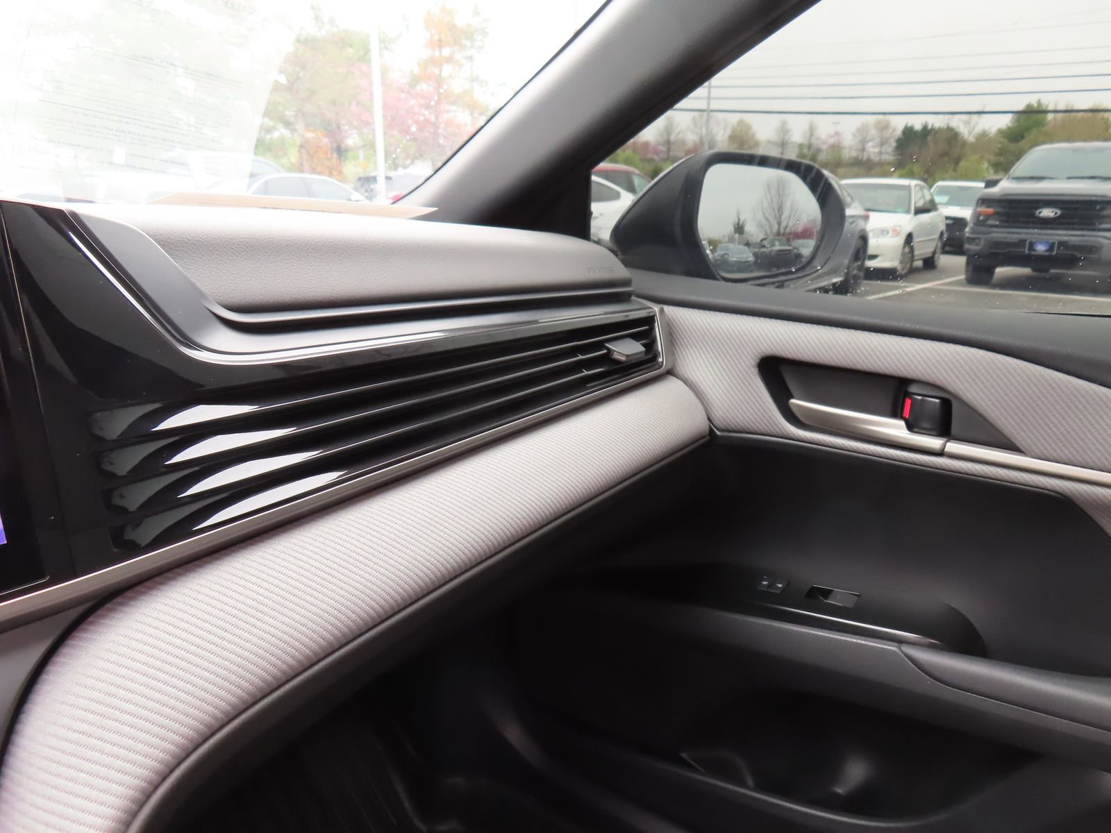 Used 2025 Toyota Camry SE w/ Multimedia Upgrade Package image 23