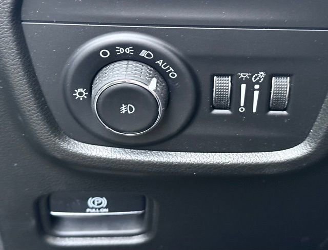 Used 2023 Jeep Grand Cherokee Limited w/ Luxury Tech Group II AWD/4WD image 13