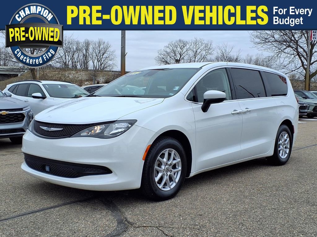 Used 2023 Chrysler Voyager LX image 1