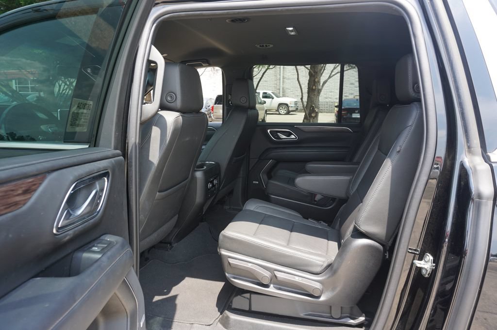 Used 2022 Chevrolet Suburban LT w/ Luxury Package RWD image 13