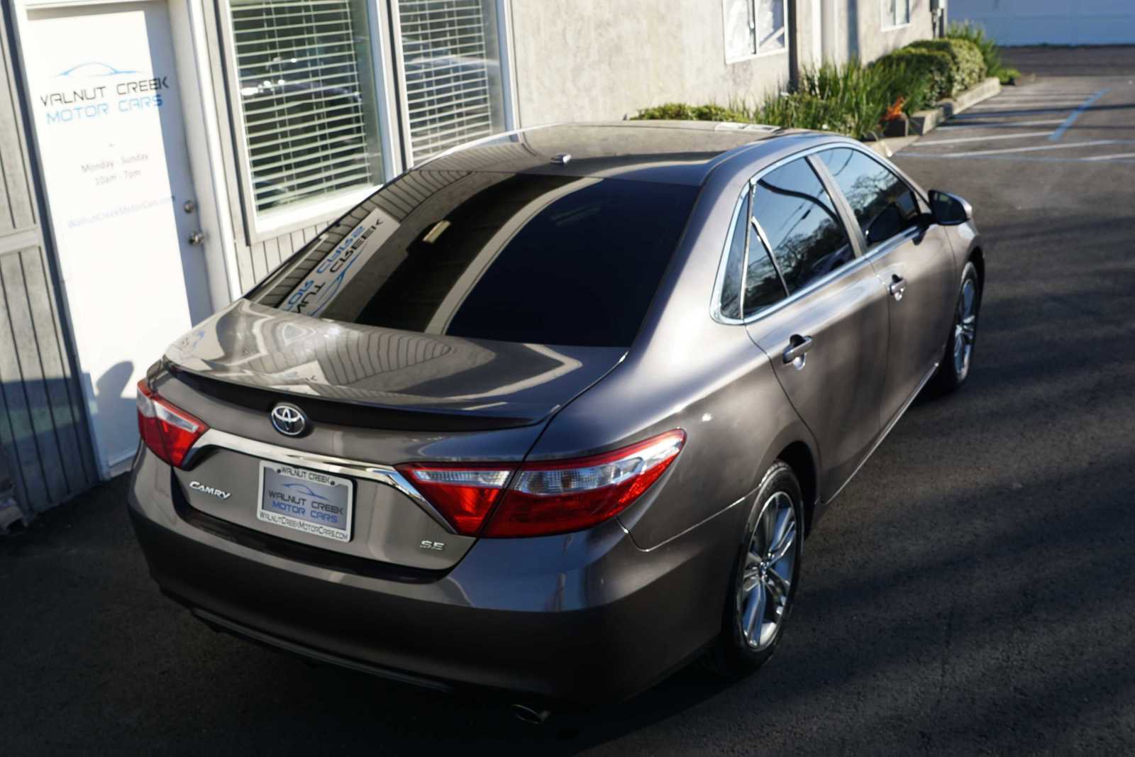 Used 2017 Toyota Camry SE w/ Moonroof Package image 24