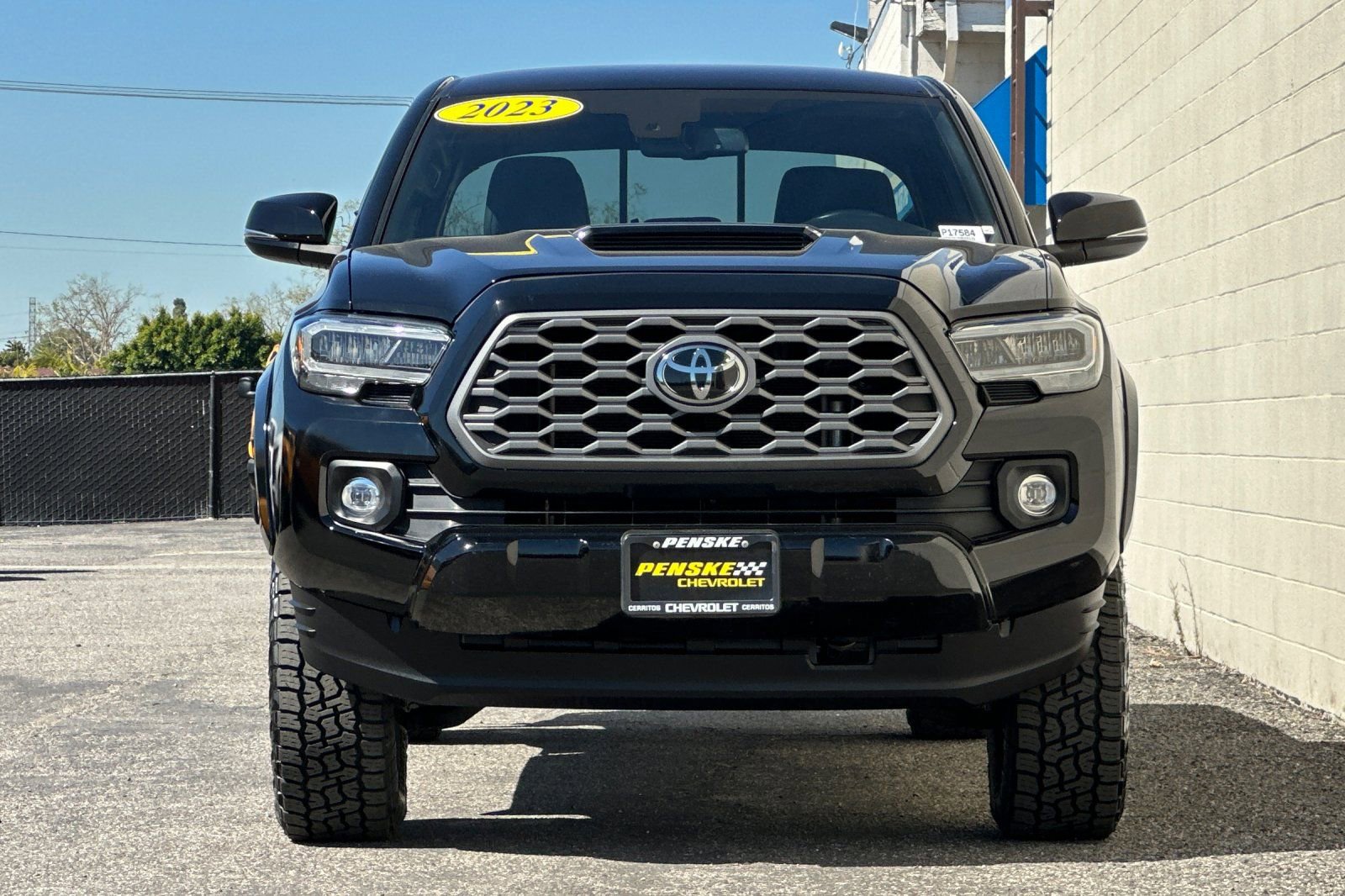 Used 2023 Toyota Tacoma TRD Sport w/ Black Out Package (TMS) image 9