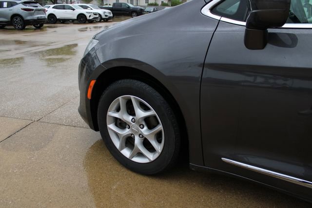 Used 2018 Chrysler Pacifica Touring-L Plus w/ Tire & Wheel Group FWD image 35