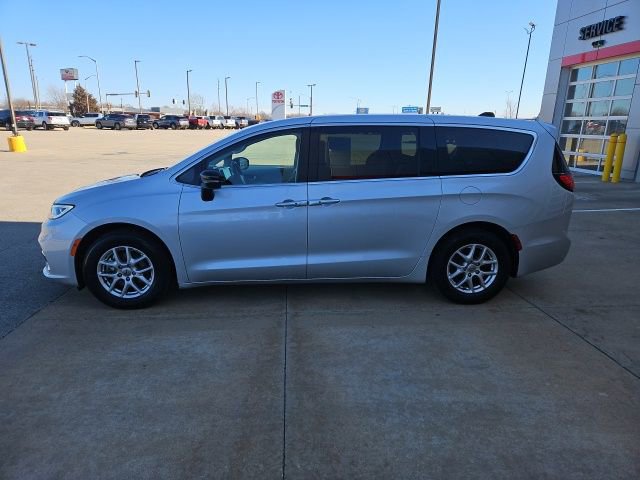 Used 2024 Chrysler Pacifica Touring-L image 4