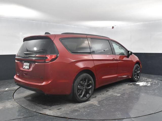 New 2026 Chrysler Pacifica Select AWD/4WD image 9