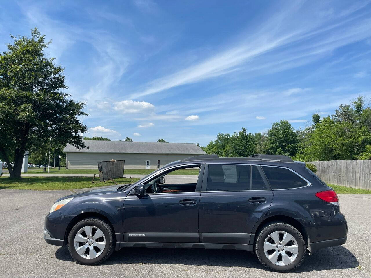 Used 2010 Subaru Outback 2.5i Limited AWD/4WD image 3