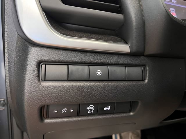 Used 2025 Nissan Rogue SV AWD/4WD image 16