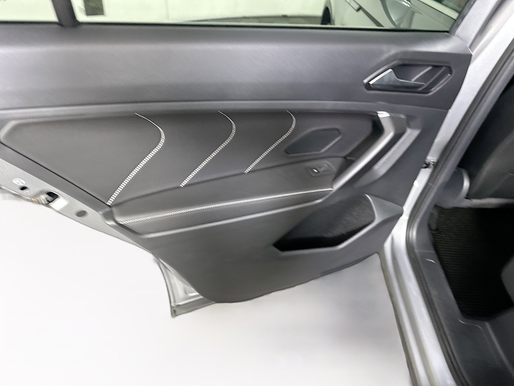 Used 2022 Volkswagen Tiguan SE w/ Panoramic Sunroof Package image 26