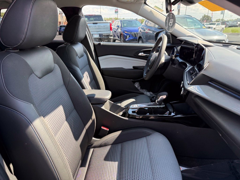 Used 2025 Chevrolet Trax LT FWD image 21