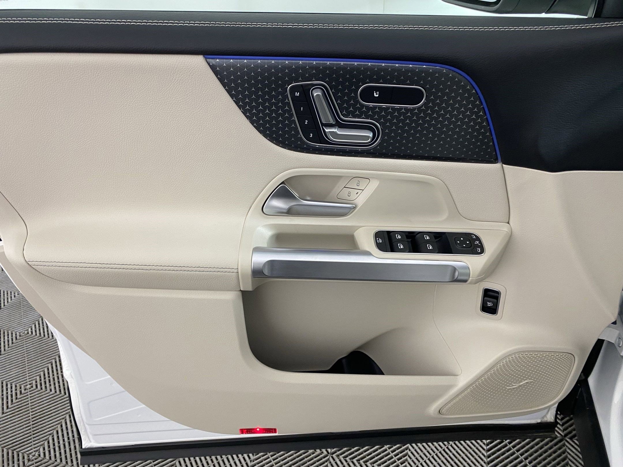 Certified 2025 Mercedes-Benz GLB 250 4MATIC image 11