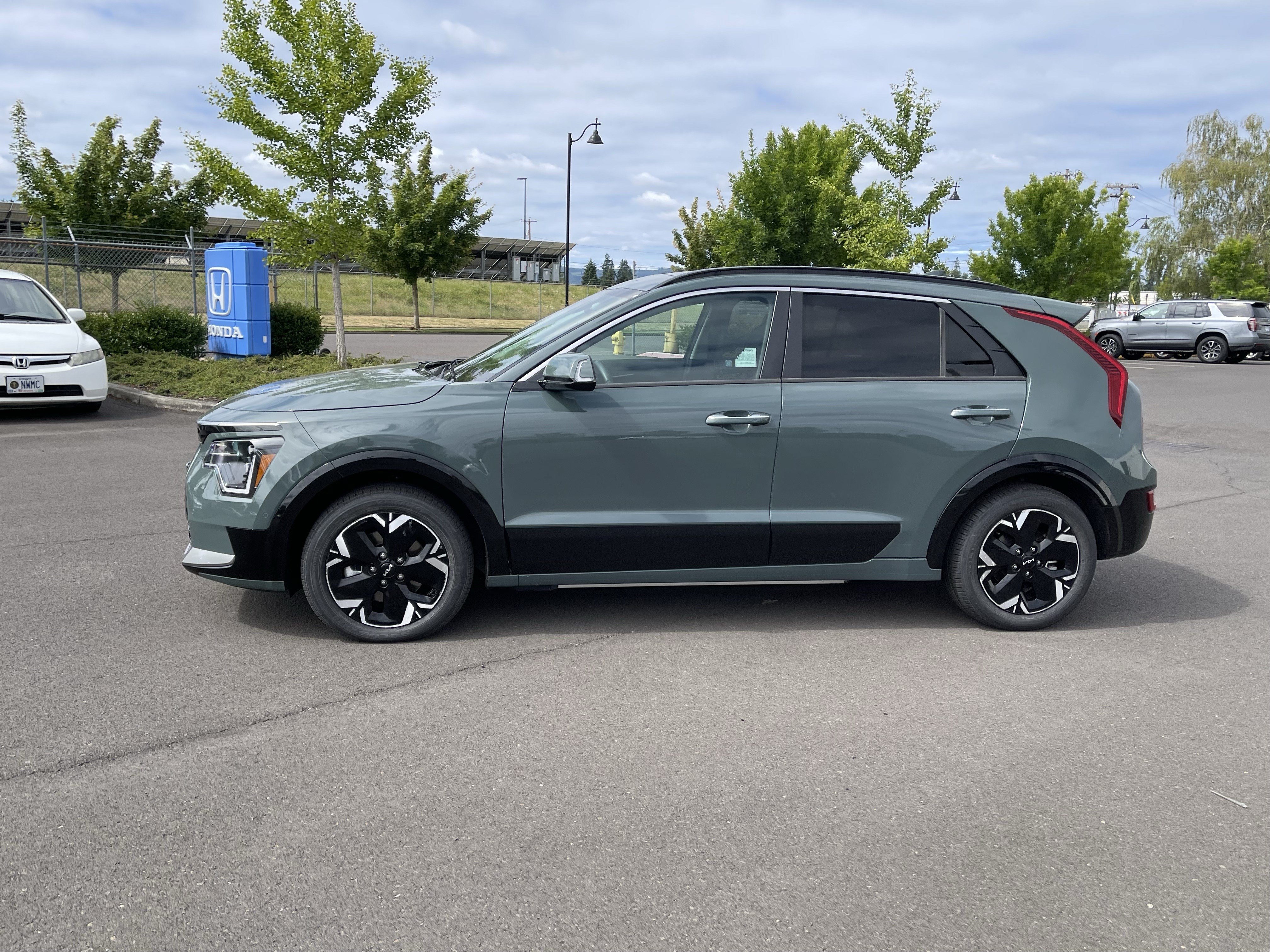 Used 2023 Kia Niro Wave FWD image 2