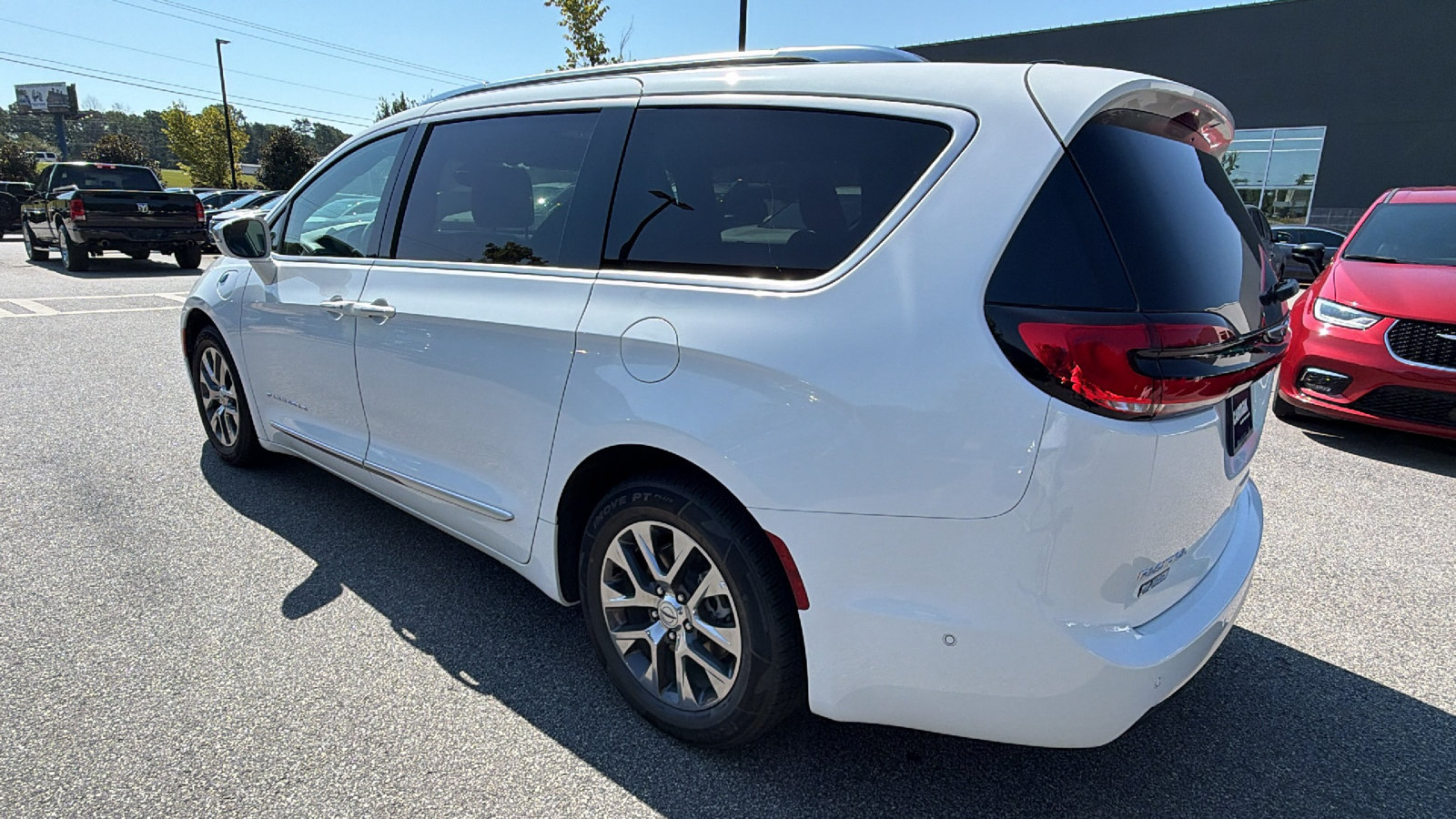 Used 2024 Chrysler Pacifica Pinnacle FWD image 10