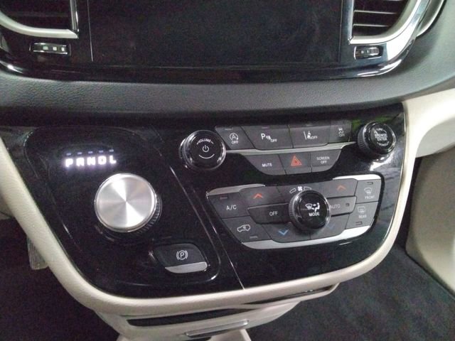 Used 2024 Chrysler Pacifica Touring-L image 31