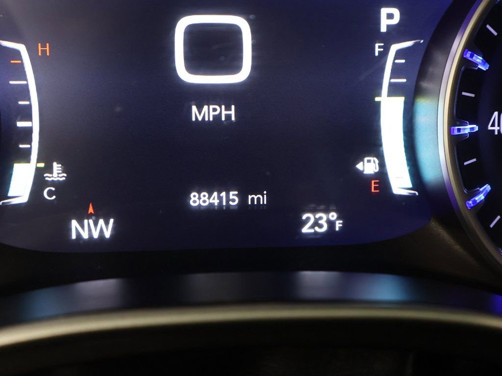 Used 2023 Chrysler Pacifica Touring-L image 39