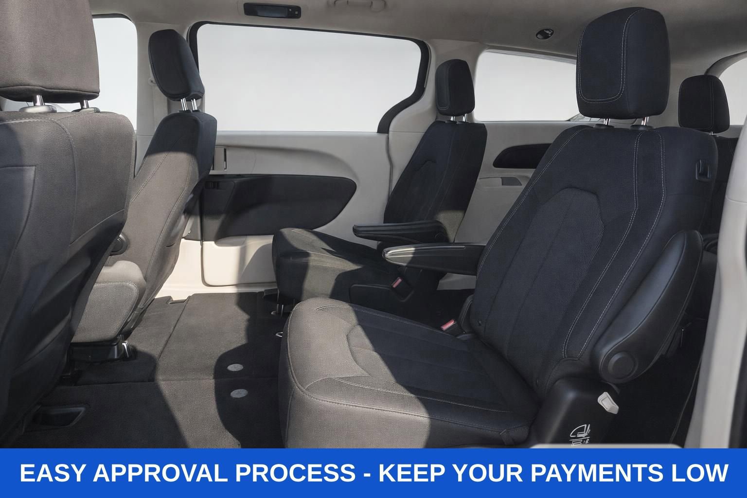 Used 2022 Chrysler Voyager LX image 16