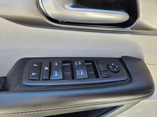 Used 2024 Chrysler Pacifica Touring-L FWD image 21