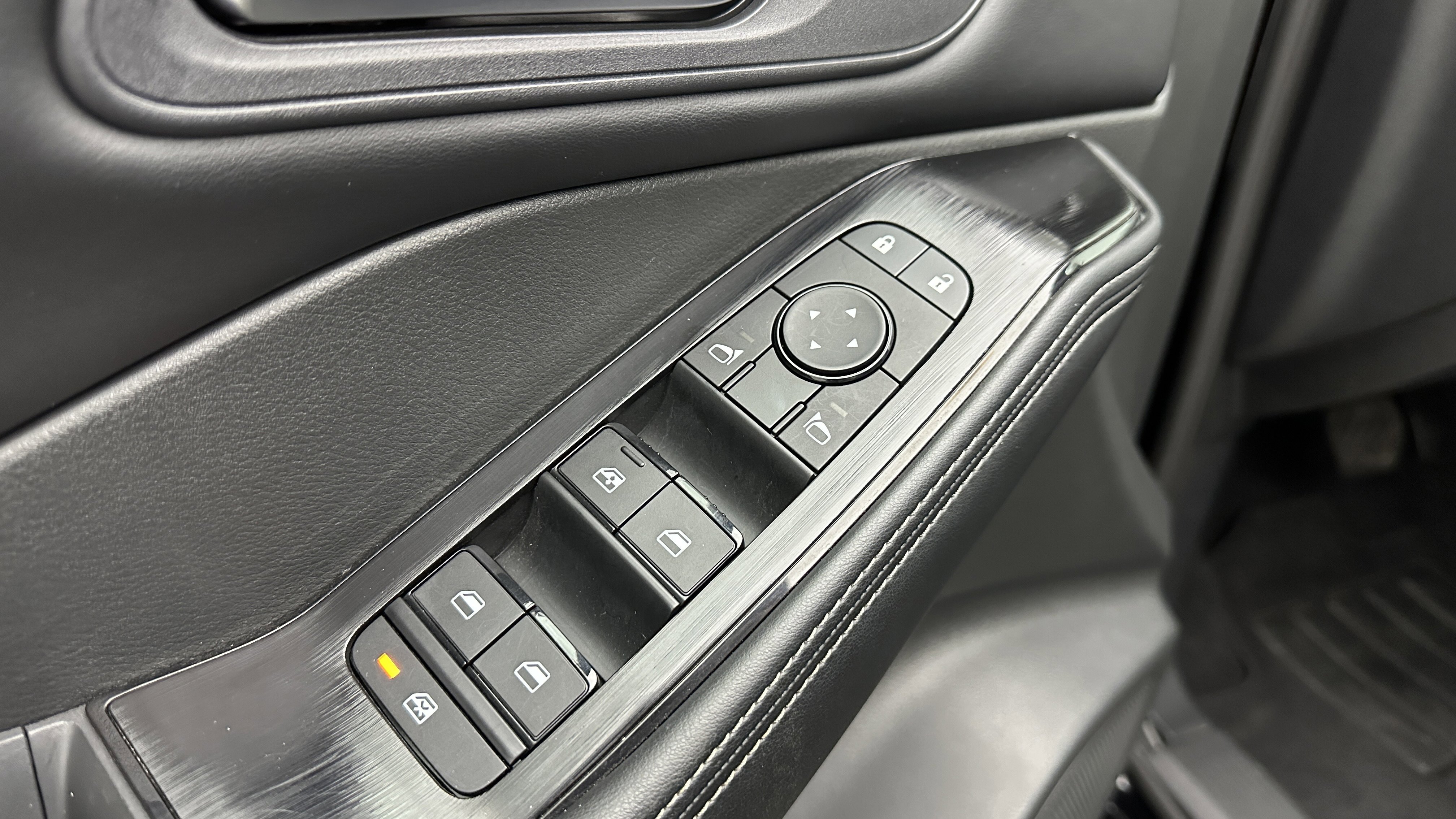 Used 2025 Nissan Rogue SV image 11