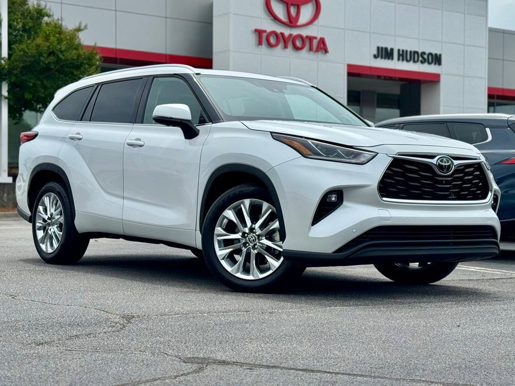 Used 2023 Toyota Highlander Limited FWD image 2