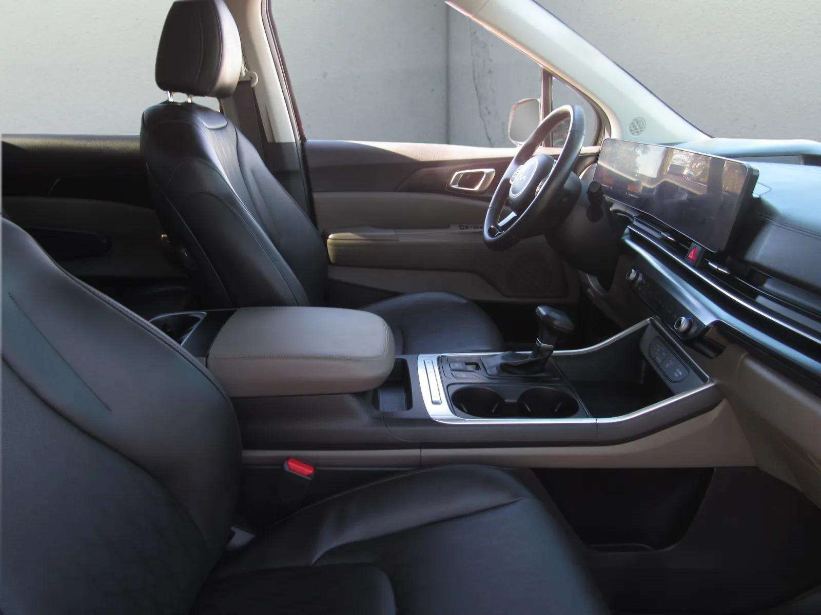Used 2025 Kia Carnival FWD image 8