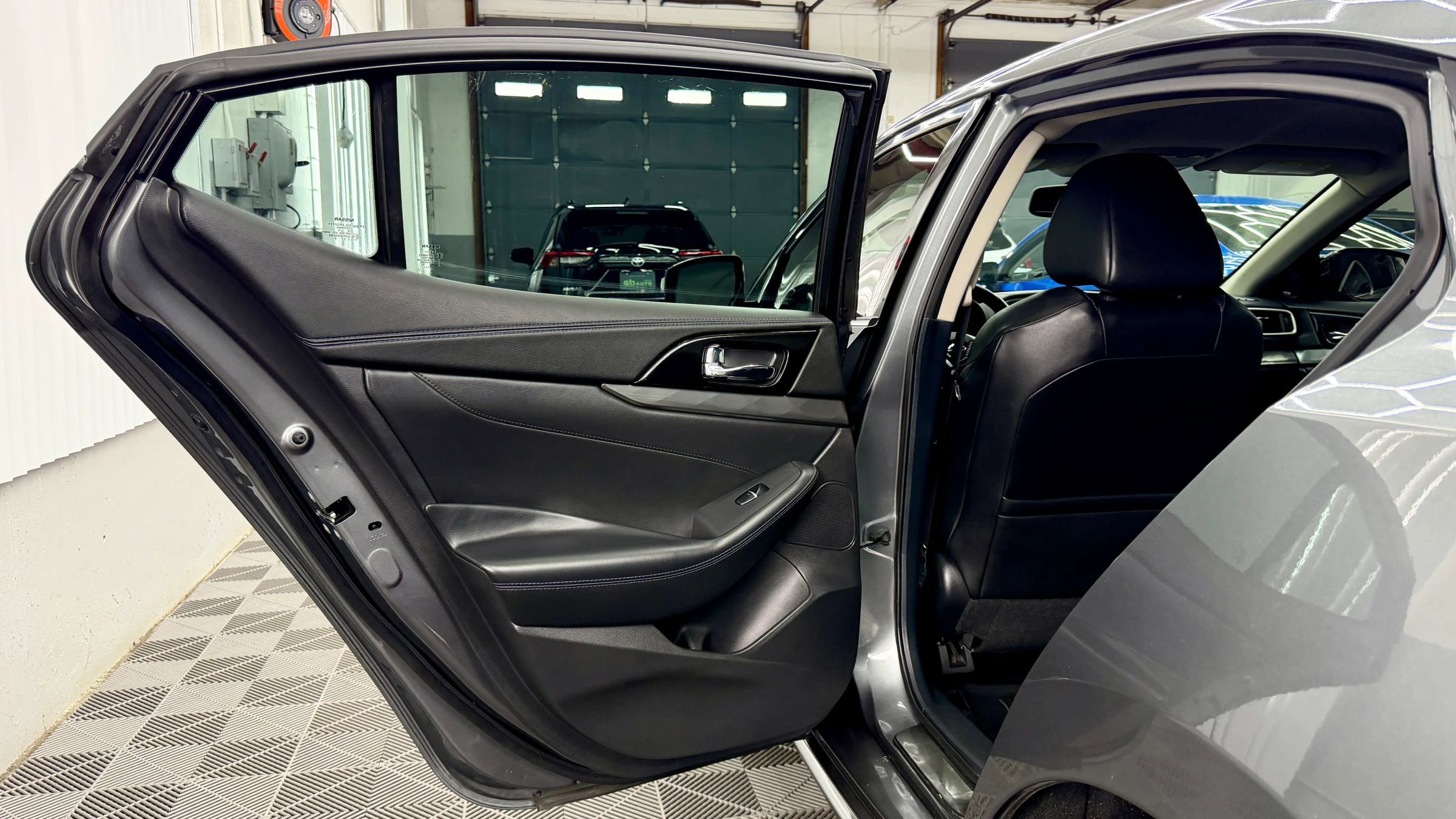 Used 2017 Nissan Maxima SR w/ Midnight Edition image 6