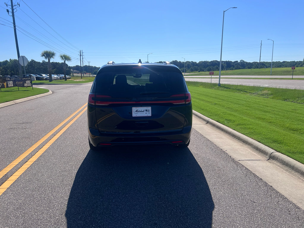 New 2027 Chrysler Pacifica Limited w/ Family Tech Group FWD image 5