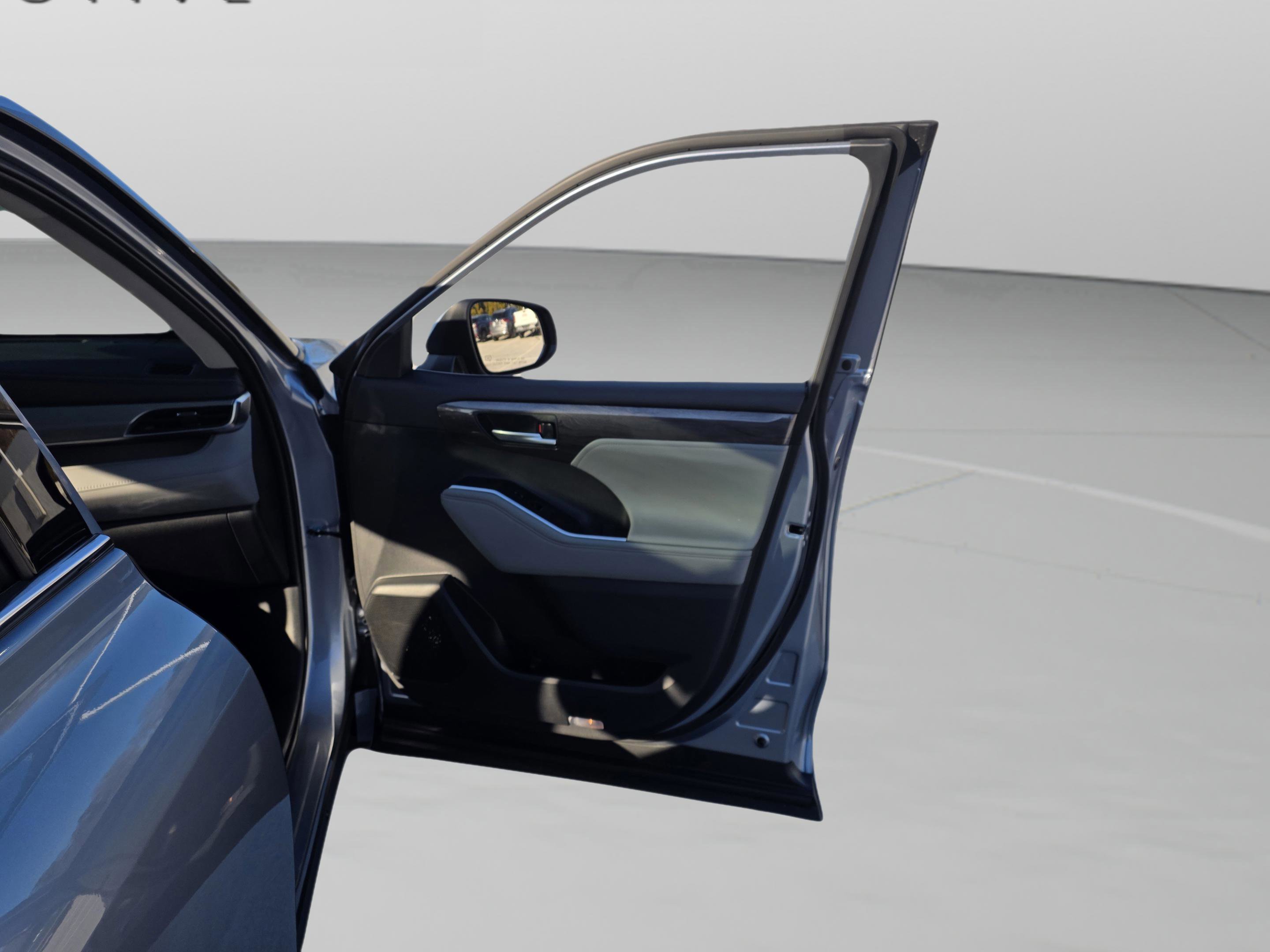 Used 2024 Toyota Highlander Platinum image 29