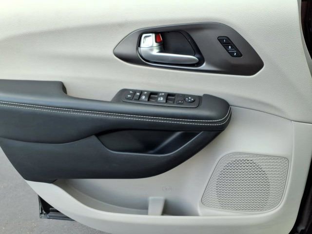 Used 2024 Chrysler Pacifica Touring-L FWD image 22