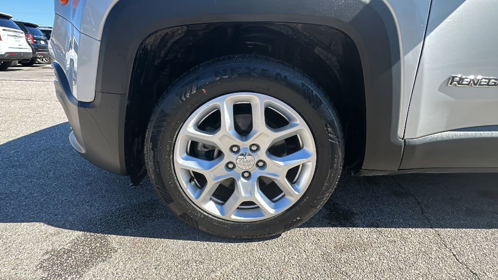 Used 2018 Jeep Renegade Latitude image 9