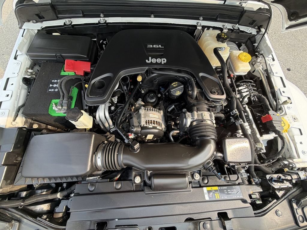 Used 2018 Jeep Wrangler Unlimited Sahara AWD/4WD image 17