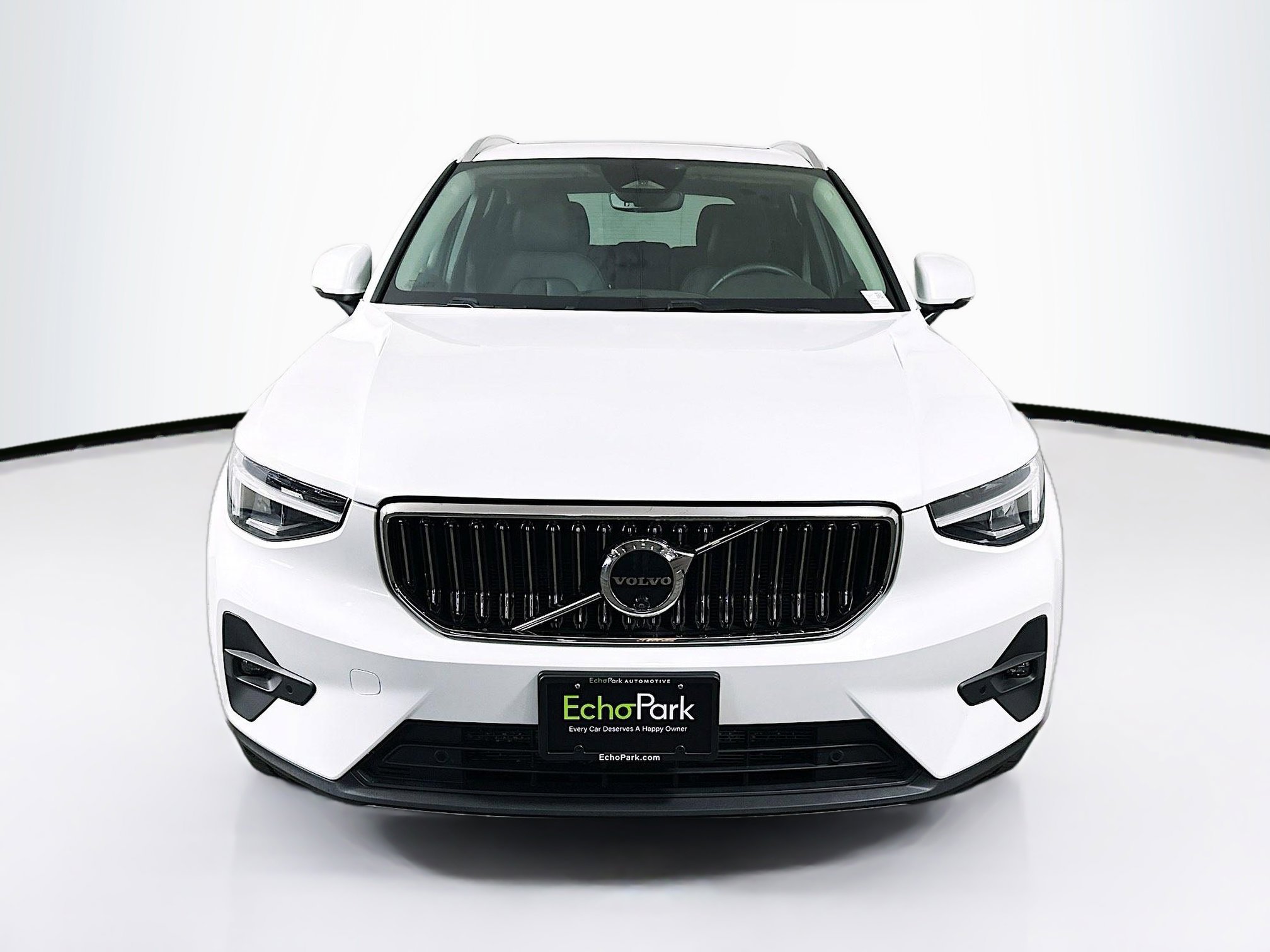 Used 2025 Volvo XC40 B5 Plus image 2