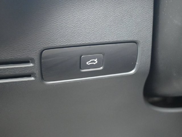 Used 2024 Volvo XC40 B5 Plus AWD/4WD image 26