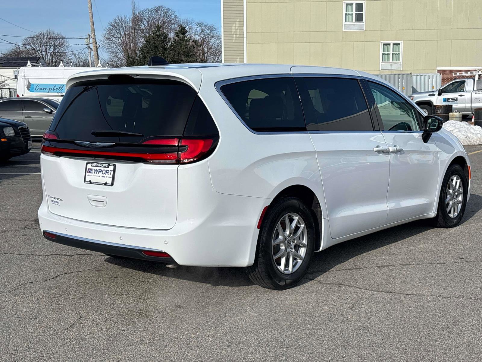 Used 2024 Chrysler Pacifica Touring-L FWD image 3