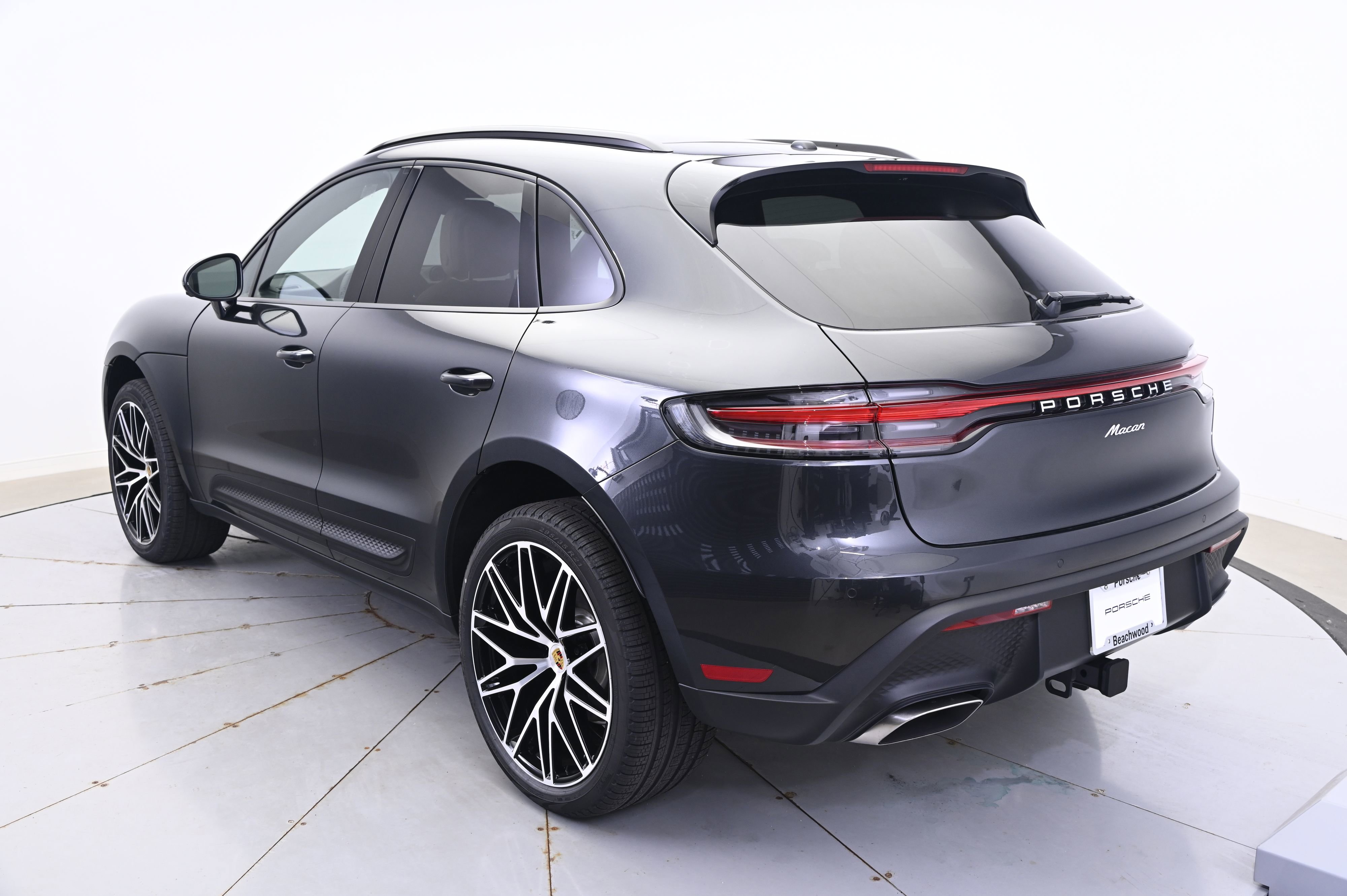 Certified 2025 Porsche Macan image 3