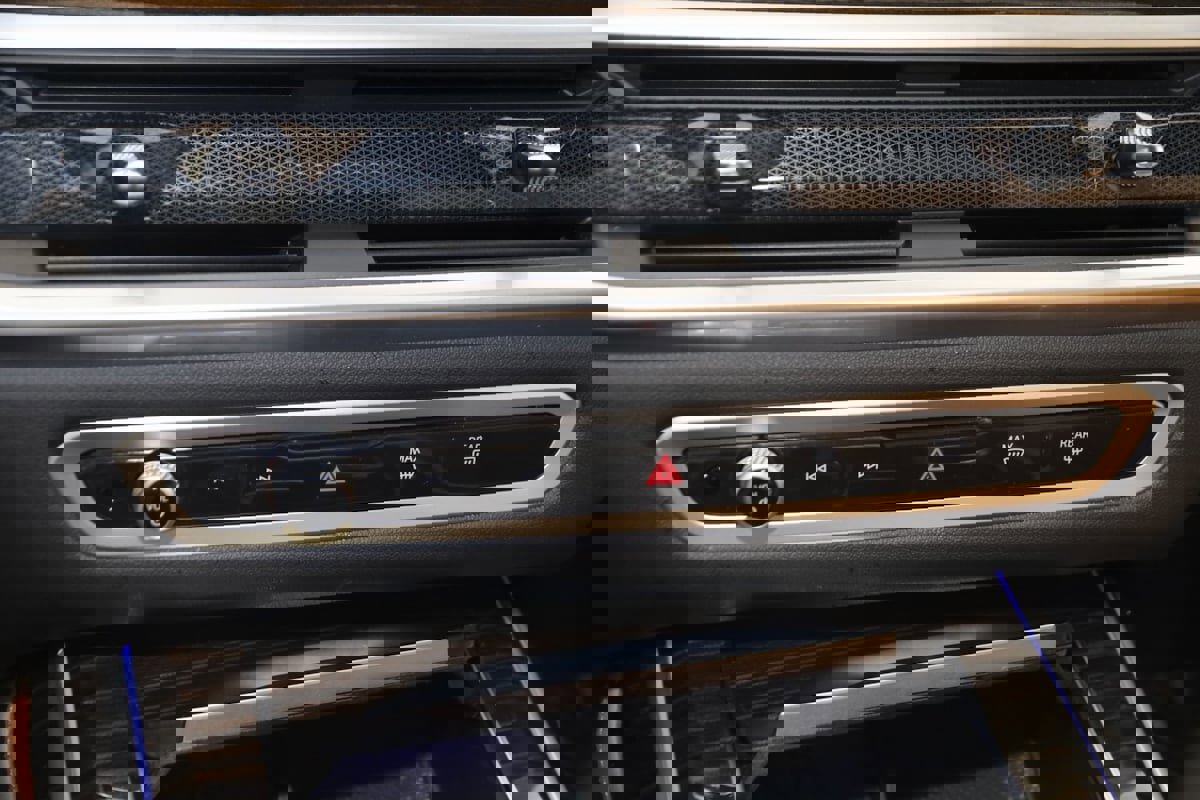 Used 2023 BMW X7 xDrive40i w/ M Sport Package image 38