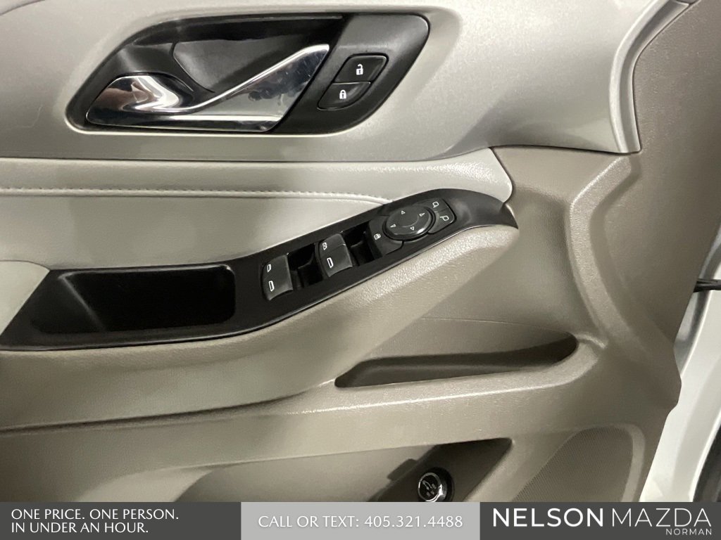 Used 2018 Chevrolet Traverse LT image 17