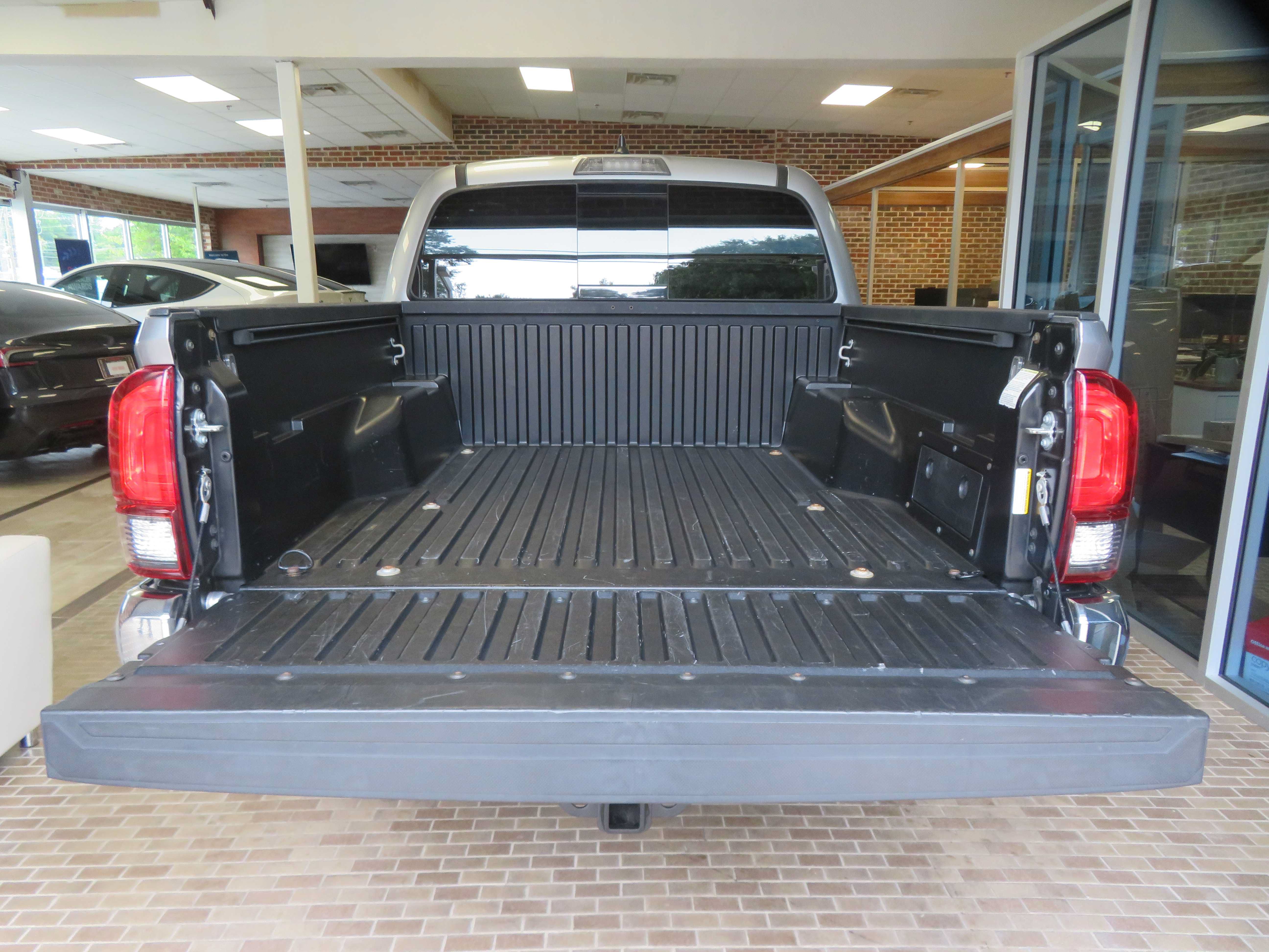 Used 2022 Toyota Tacoma SR5 RWD image 47