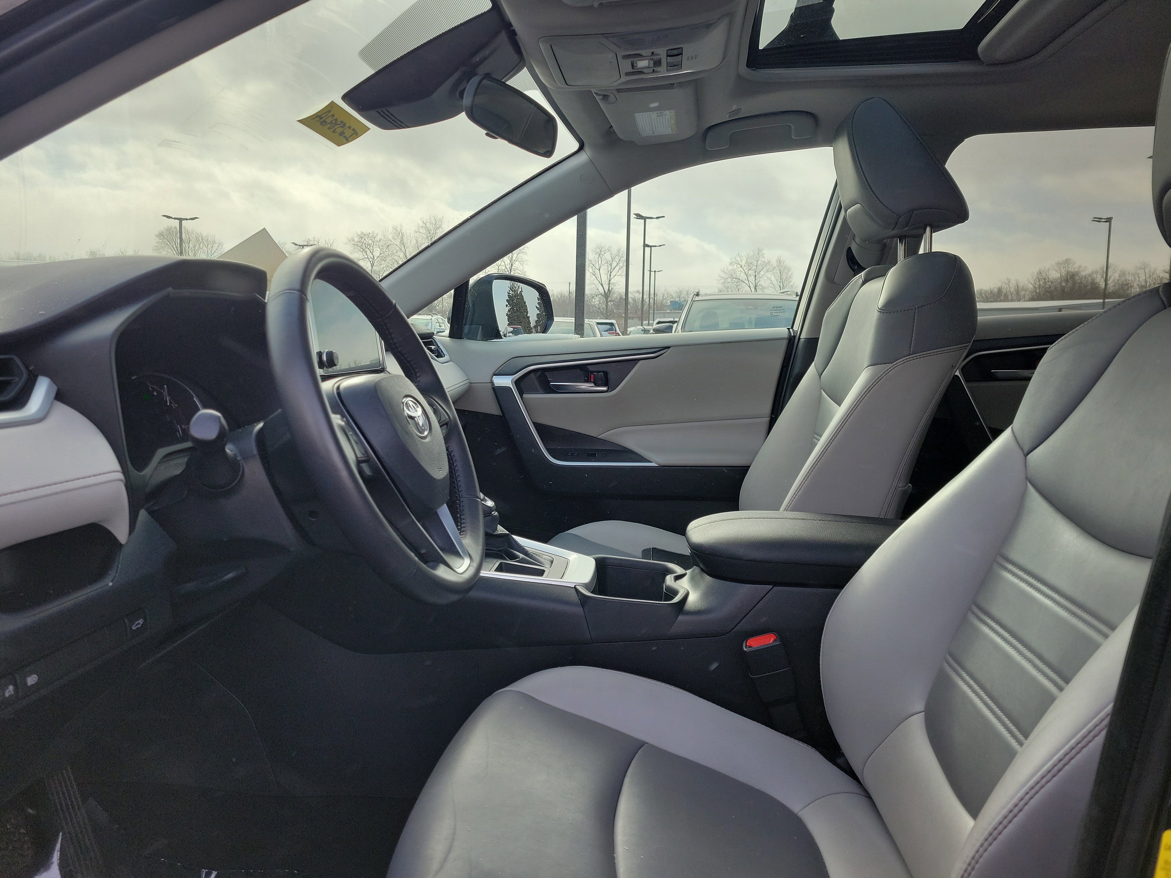 Used 2023 Toyota RAV4 XLE Premium image 15