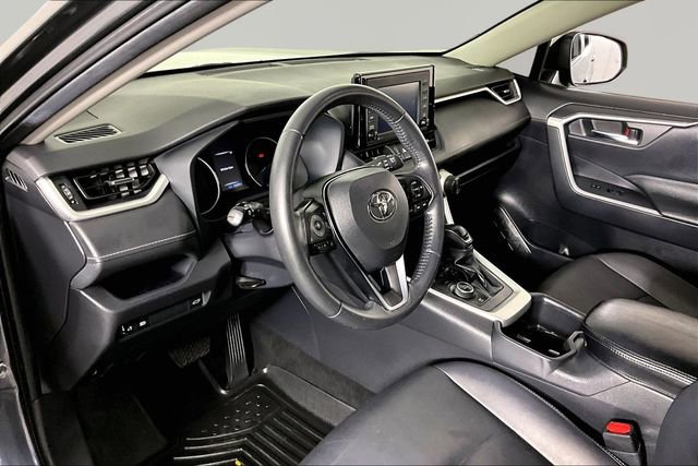 Used 2022 Toyota RAV4 XLE Premium image 16