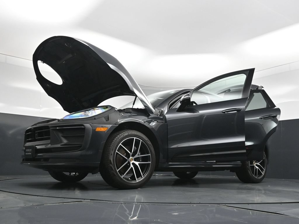 Certified 2025 Porsche Macan AWD/4WD image 37
