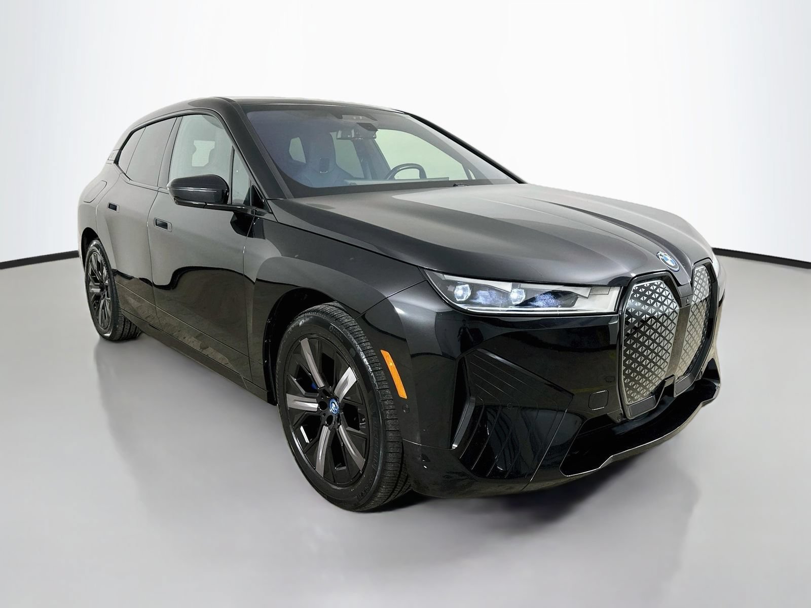 Used 2024 BMW iX xDrive50 w/ Premium Package AWD/4WD image 3