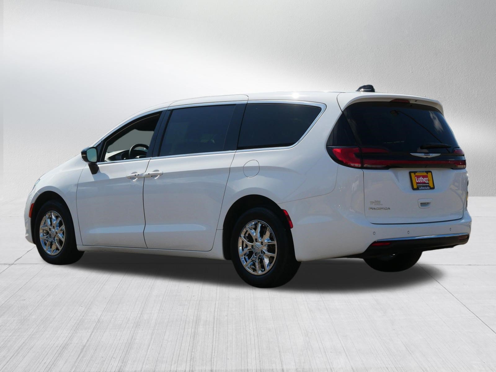 Used 2025 Chrysler Pacifica Select FWD image 5