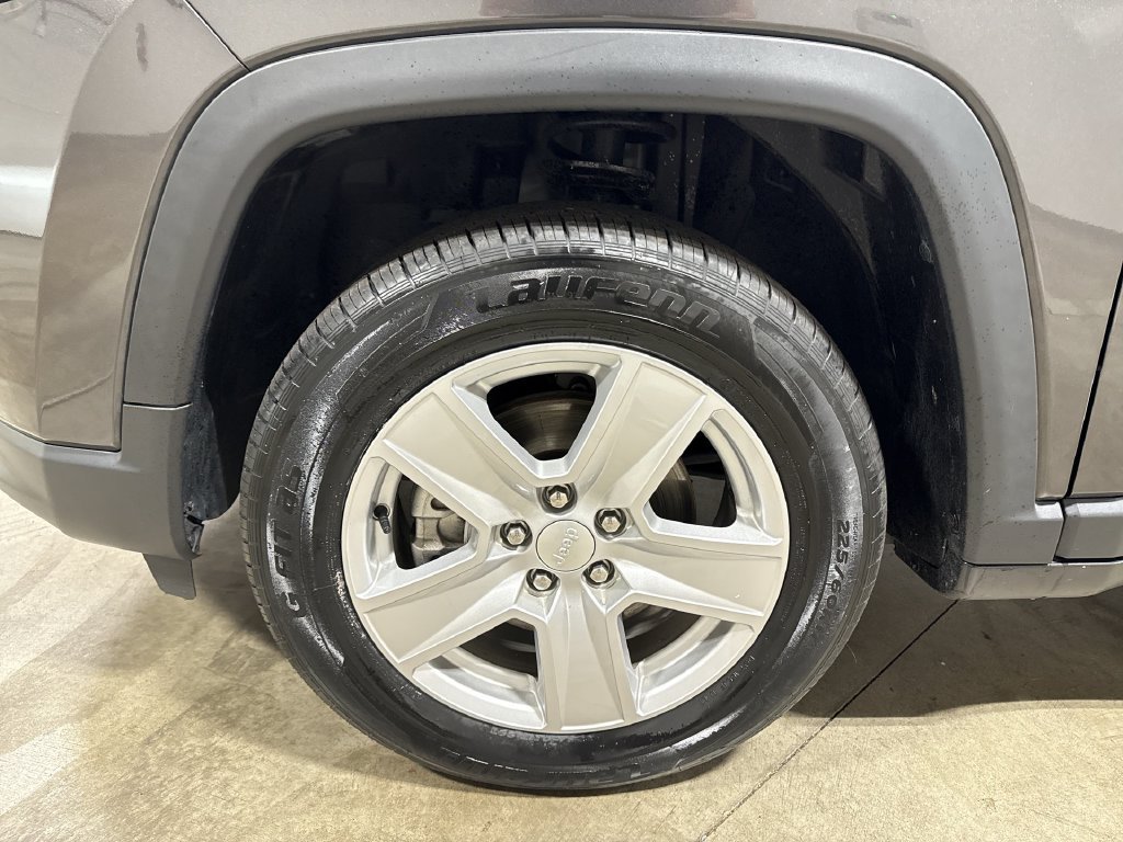 Used 2022 Jeep Compass Latitude AWD/4WD image 26
